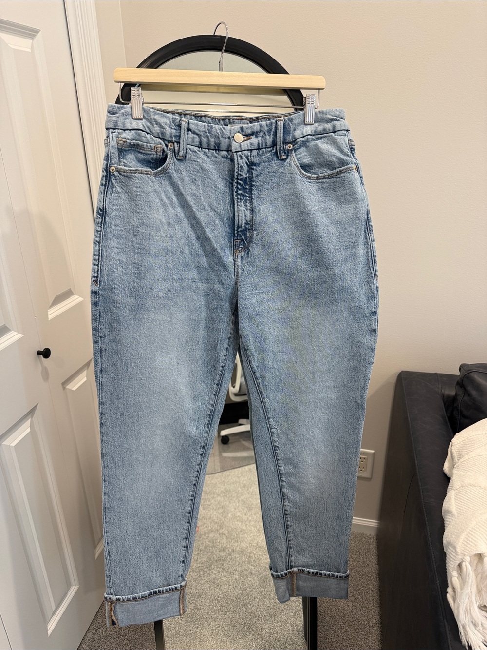 Good American - Light Wash Women's Boyfriend Jeans - Relaxed Fit with cuff